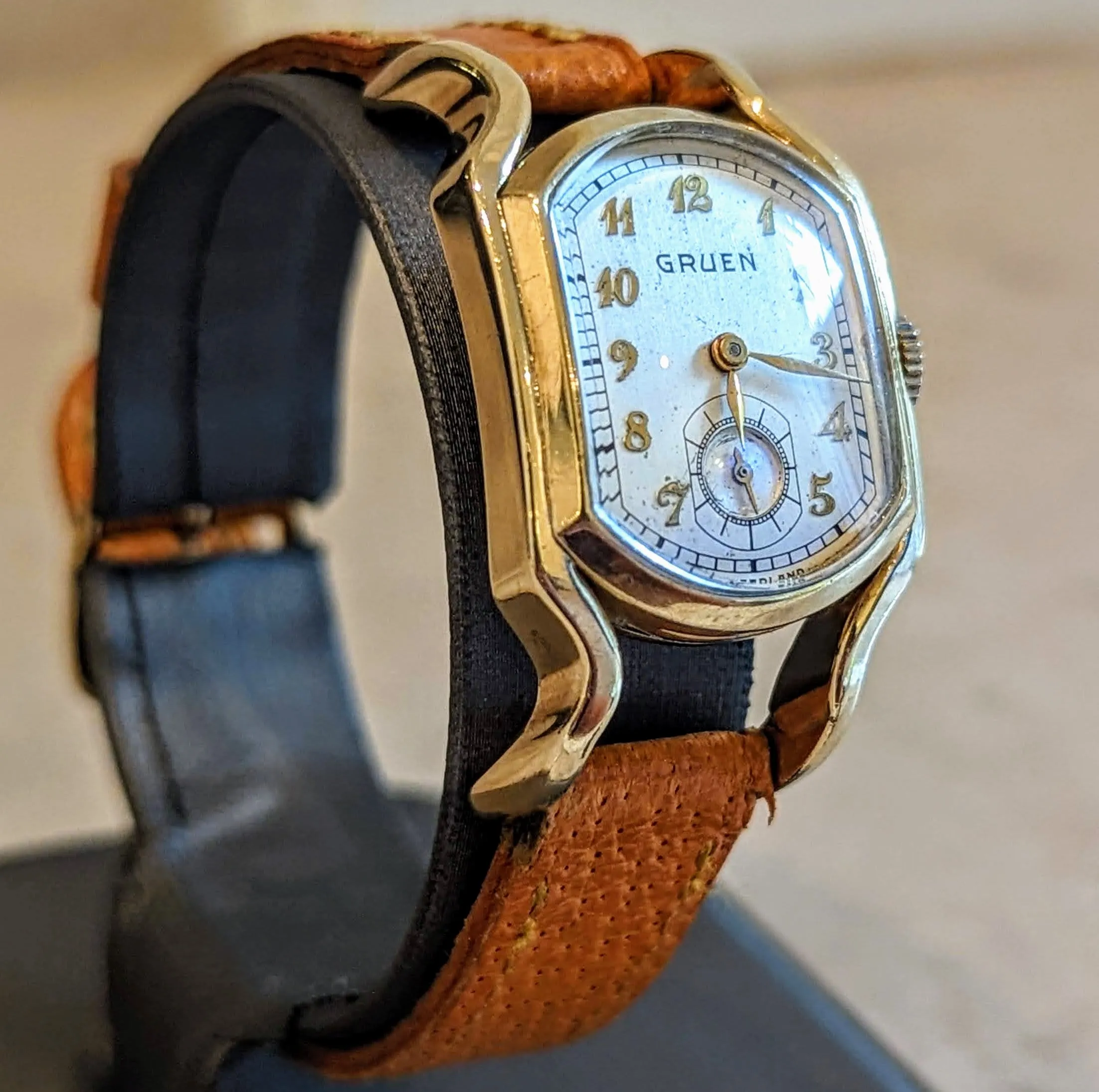 1939 GRUEN Driver’s Ristside “The Varsity” Wristwatch Curved Watch